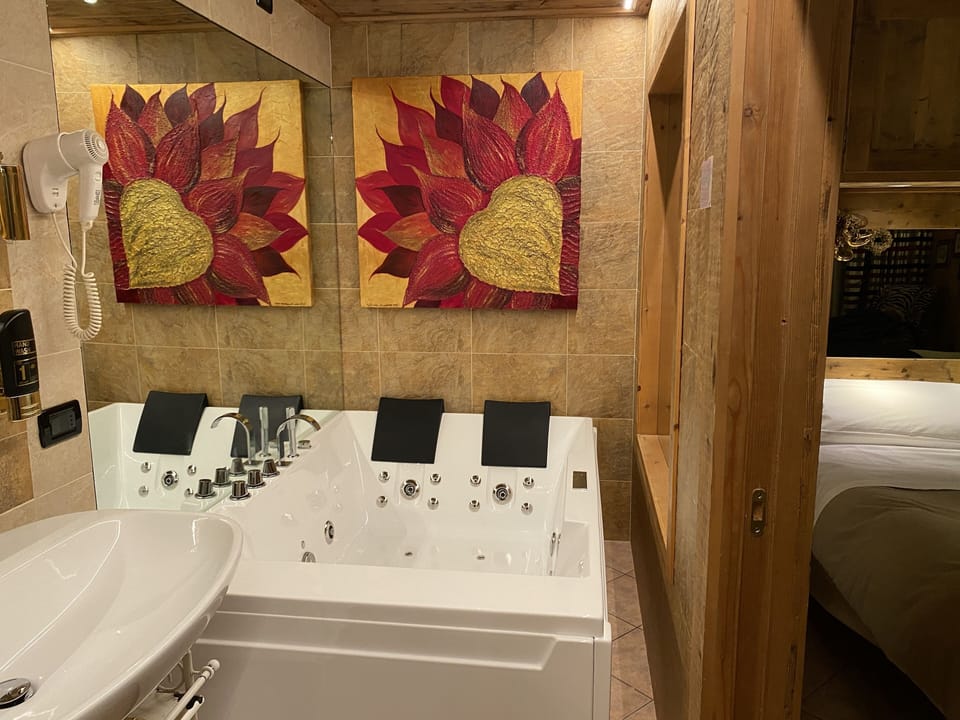 Romantic Studio Suite, 1 Queen Bed, Jetted Tub, Ground Floor (Staterlizia) | Bathroom | Free toiletries, hair dryer, towels, soap