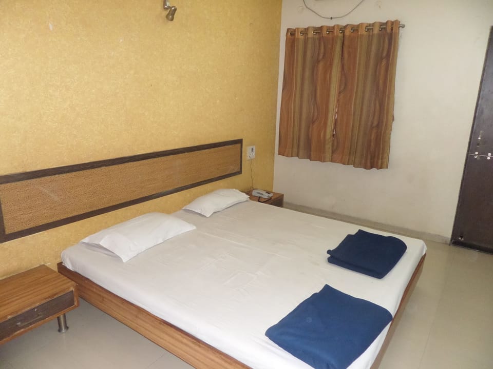 Deluxe Double Room, 1 Bedroom (AC) | Rollaway beds