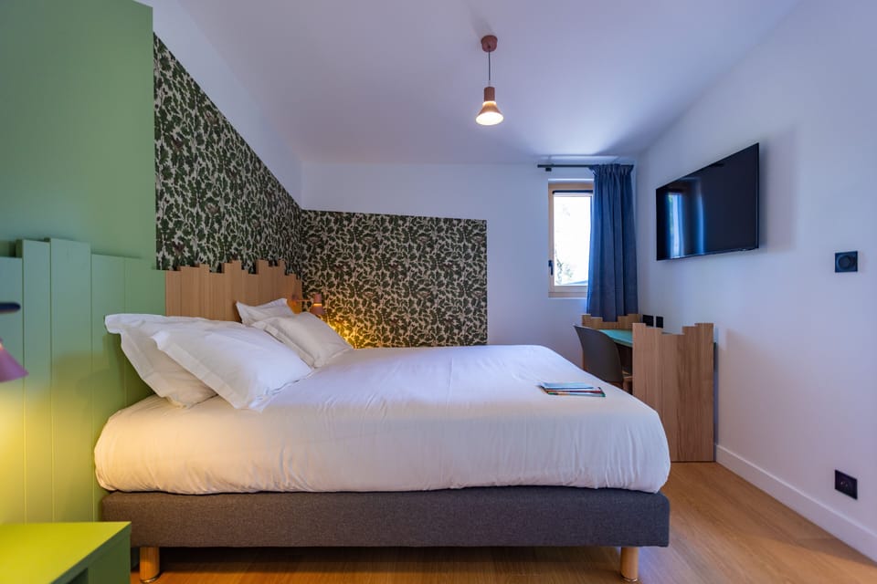 Individually furnished, desk, free cribs/infant beds, free WiFi