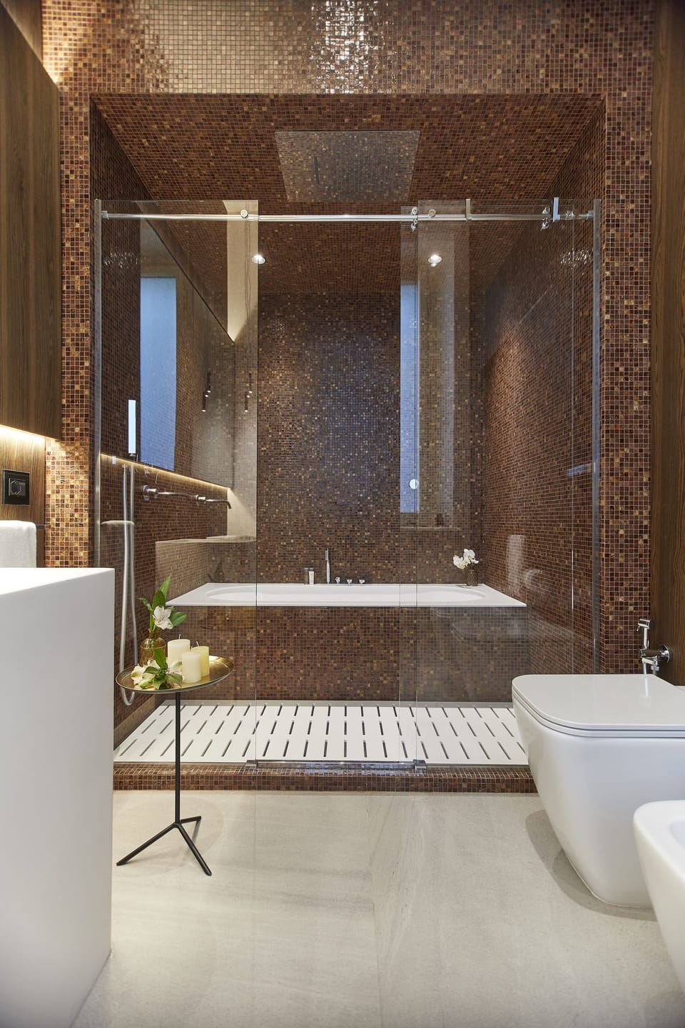 Junior Studio Suite | Bathroom | Shower, rainfall showerhead, free toiletries, hair dryer