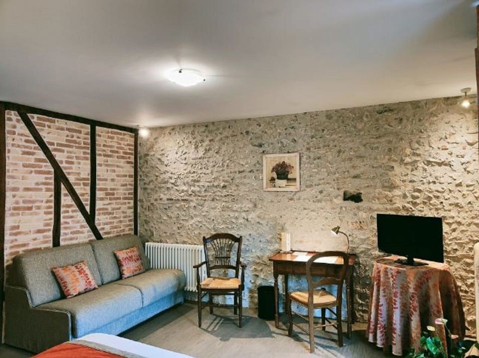 Premium bedding, in-room safe, individually decorated