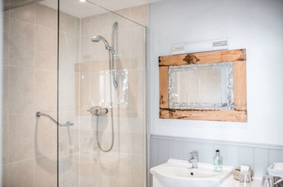 Superior Double or Twin Room, 1 Bedroom, Sea View | Bathroom | Free toiletries, hair dryer, towels, soap
