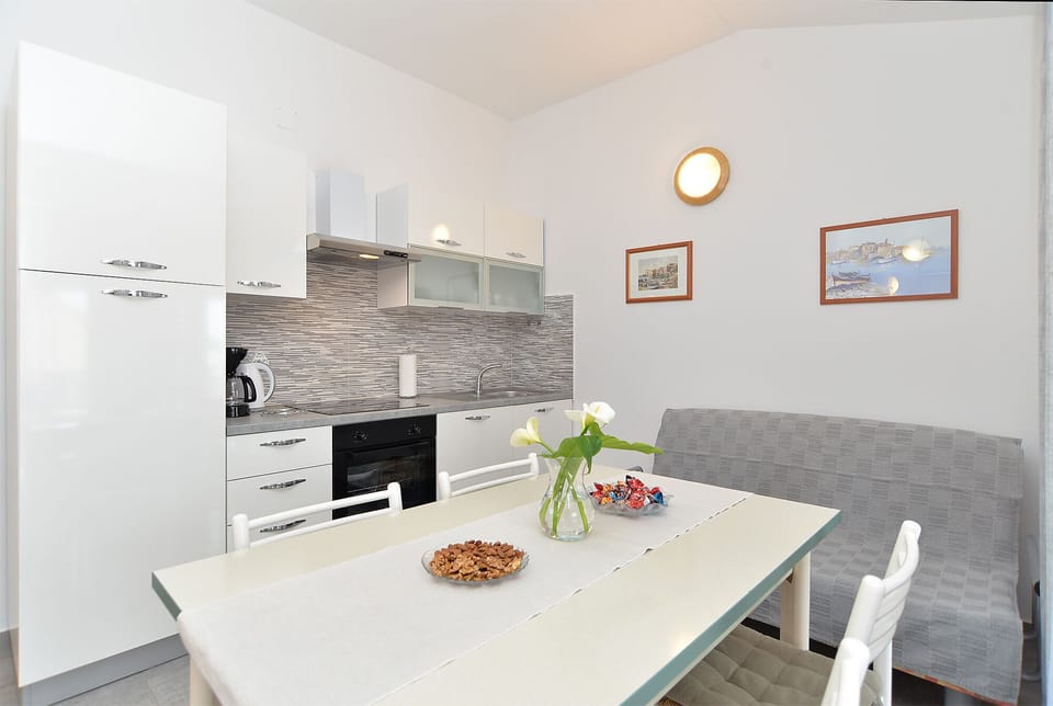 Apartment, 2 Bedrooms (1293/12303) | Private kitchen | Fridge, coffee/tea maker