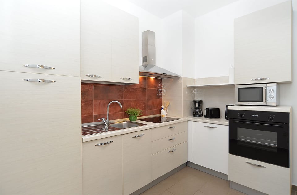 Apartment, 2 Bedrooms (1293/12301) | Private kitchen | Fridge, coffee/tea maker