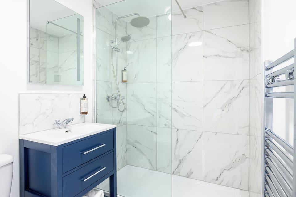 Superior Twin Room, 2 Twin Beds, Sea View | Bathroom | Shower, free toiletries, hair dryer, towels