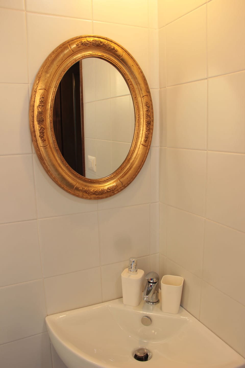 Shower, free toiletries, hair dryer, bidet