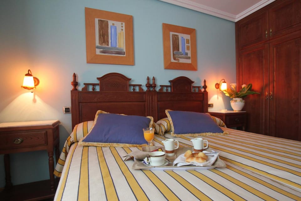 Desk, laptop workspace, soundproofing, rollaway beds