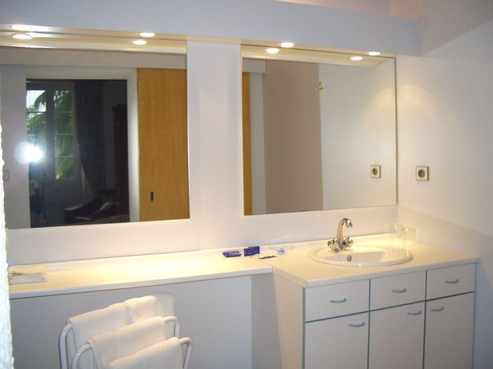 Double Room | Bathroom | Shower, free toiletries, hair dryer, towels