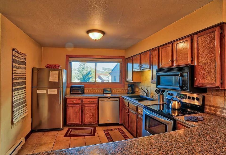 Classic Condo, 2 Bedrooms, Fireplace | Private kitchen | Fridge, microwave, oven, stovetop