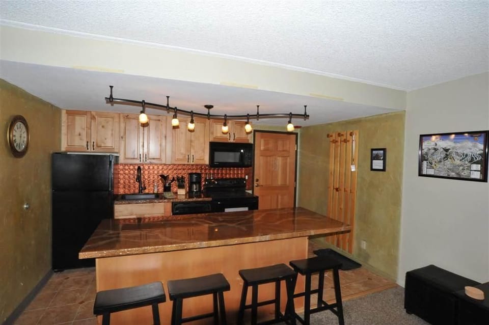 Elite Apartment, Balcony, Mountain View | Private kitchen | Fridge, microwave, oven, stovetop