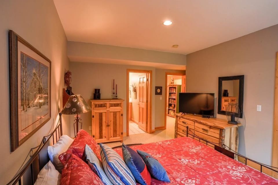 Deluxe Townhome, 3 Bedrooms, Hot Tub, Mountain View | 3 bedrooms, iron/ironing board, free WiFi, bed sheets