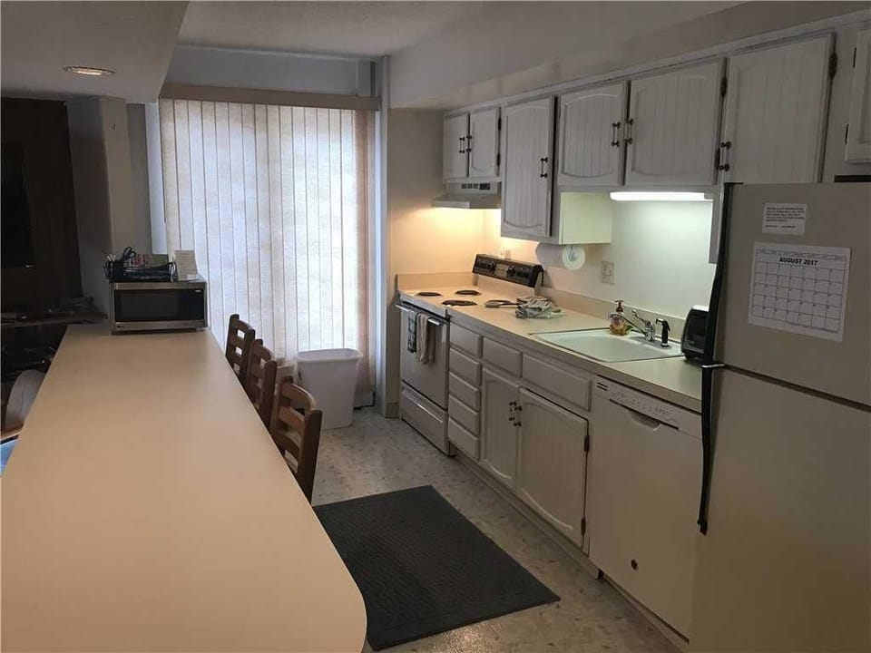 Comfort Apartment, 2 Bedrooms, Hot Tub | Private kitchen | Fridge, microwave, oven, stovetop