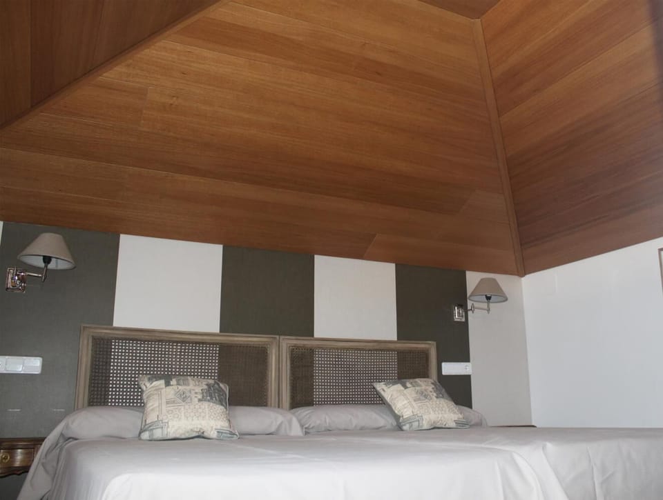 Twin Room | Desk, cribs (free), rollaway beds (surcharge), WiFi (free)