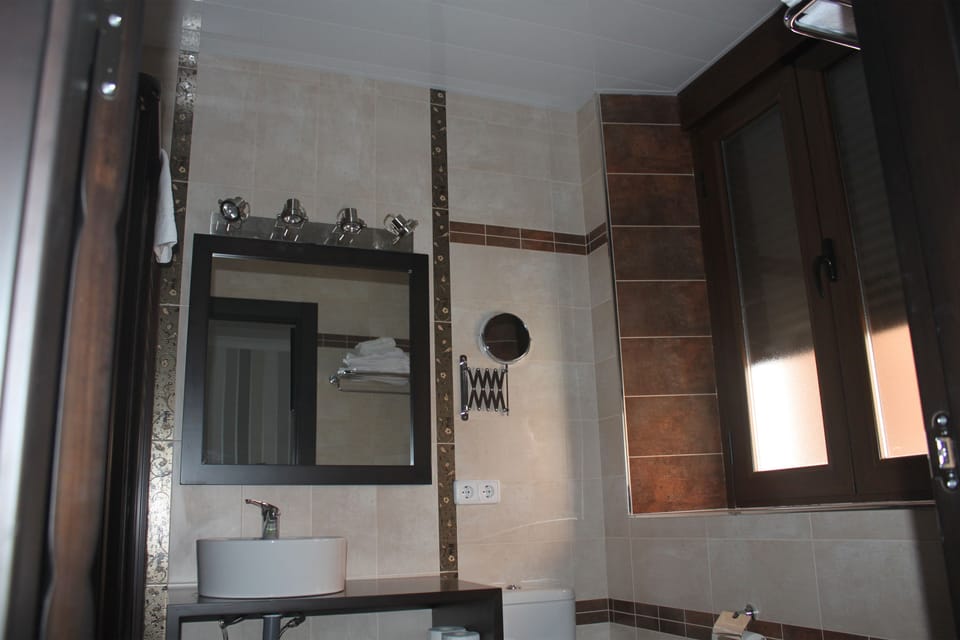 Shower, free toiletries, hair dryer, bidet