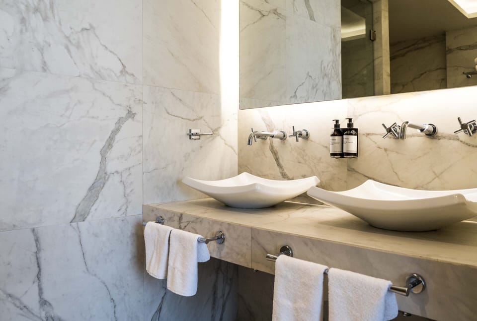 Deluxe Suite, 1 Bedroom, Accessible | Bathroom | Free toiletries, hair dryer, towels, soap