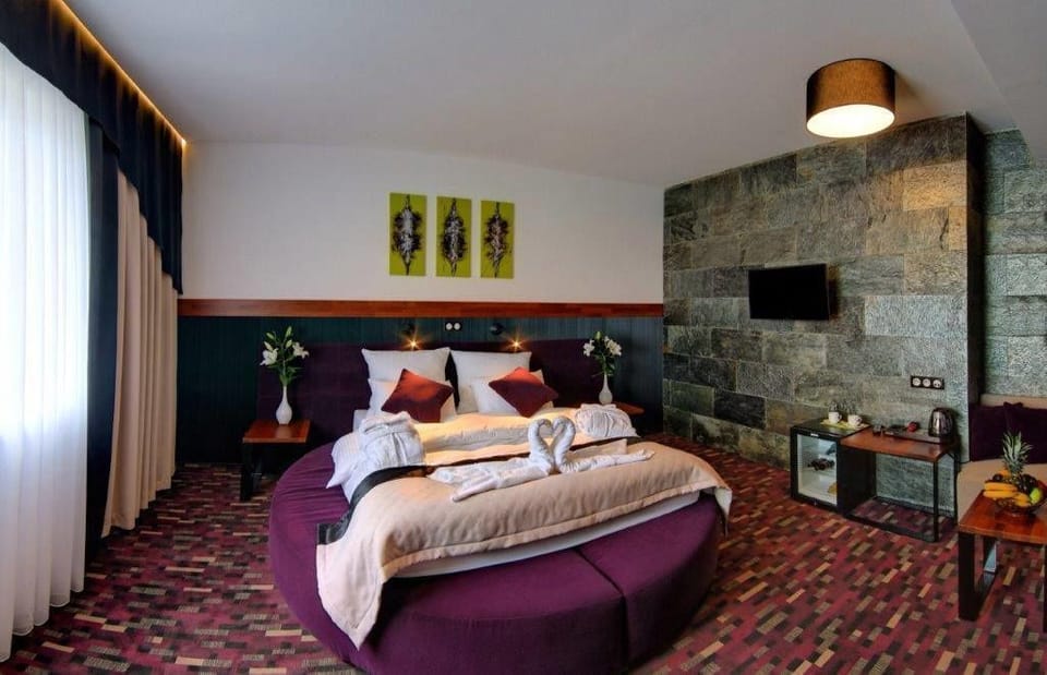Honeymoon Studio Suite | Desk, iron/ironing board, free cribs/infant beds, rollaway beds