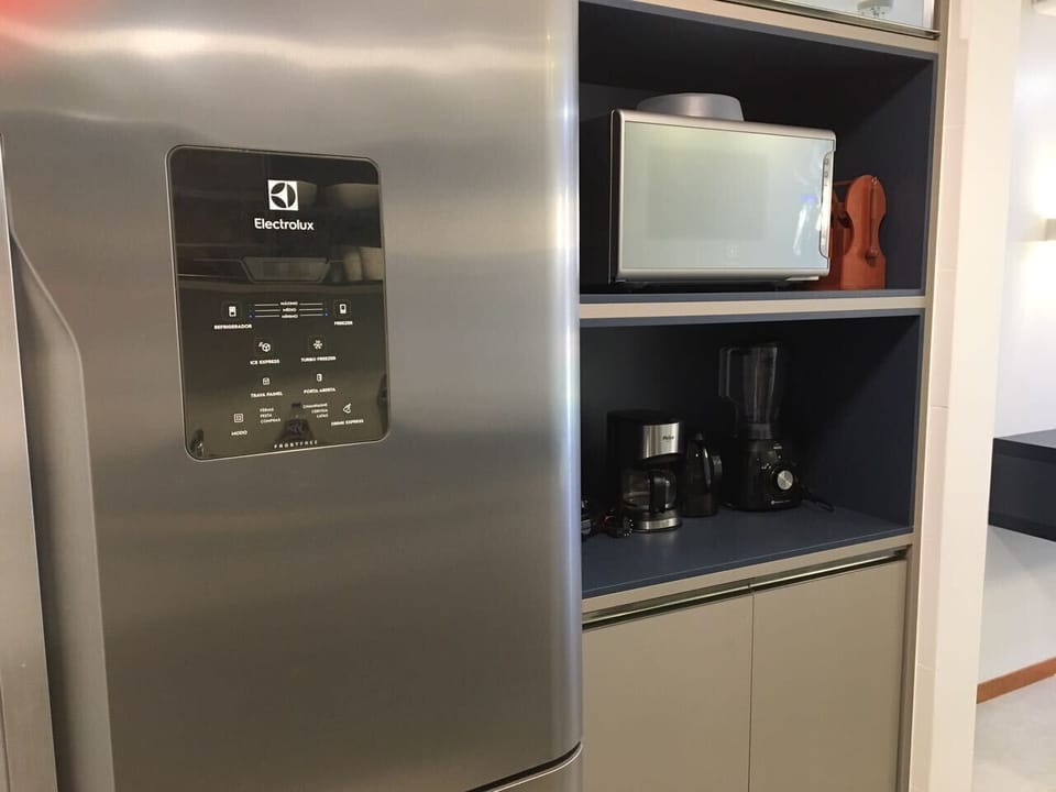 Deluxe Apartment | Private kitchen | Full-size fridge, microwave, stovetop, cookware/dishes/utensils