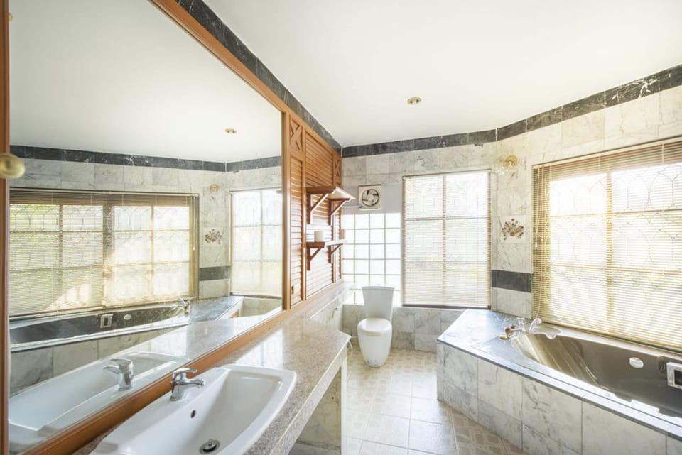 Deluxe Cottage with Pool View | Bathroom | Free toiletries, hair dryer, towels