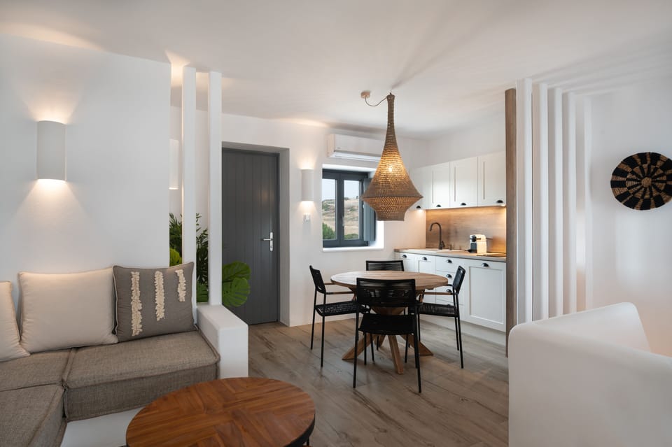 Superior Suite | Minibar, in-room safe, desk, soundproofing