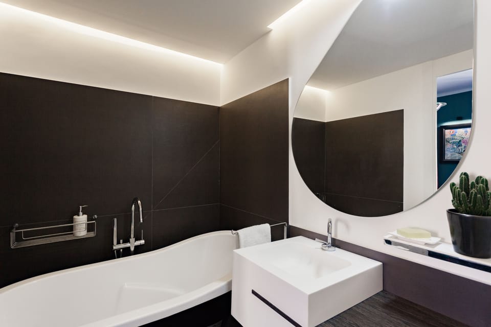 Deluxe Double Room, City View (3) | Bathroom | Shower, designer toiletries, hair dryer, towels