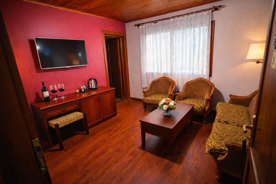 Signature Suite, Garden View | Living area | 50-inch Smart TV with satellite channels, Netflix, Hulu