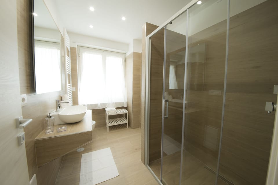 Deluxe Double Room, Sea View | Bathroom | Shower, free toiletries, bathrobes, bidet