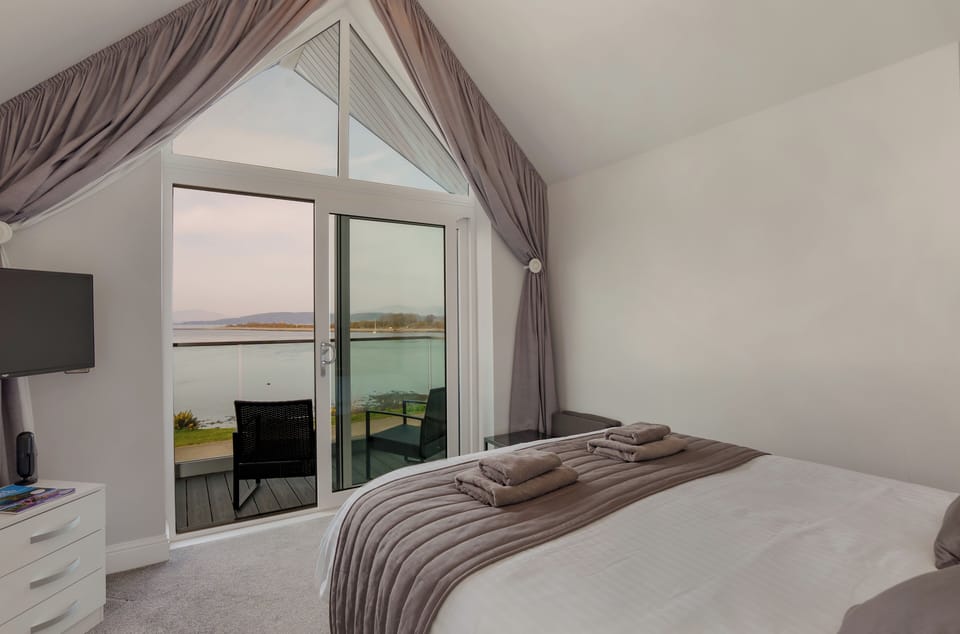 Luxury Double Room | Desk, blackout drapes, iron/ironing board, free WiFi