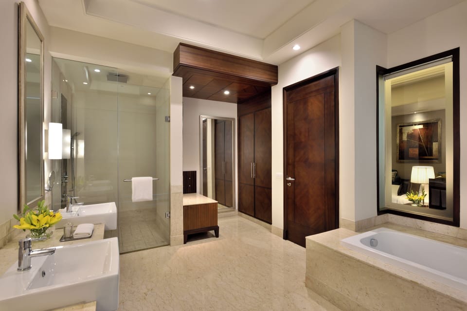 Executive Suite | Bathroom | Free toiletries, hair dryer, bathrobes, slippers