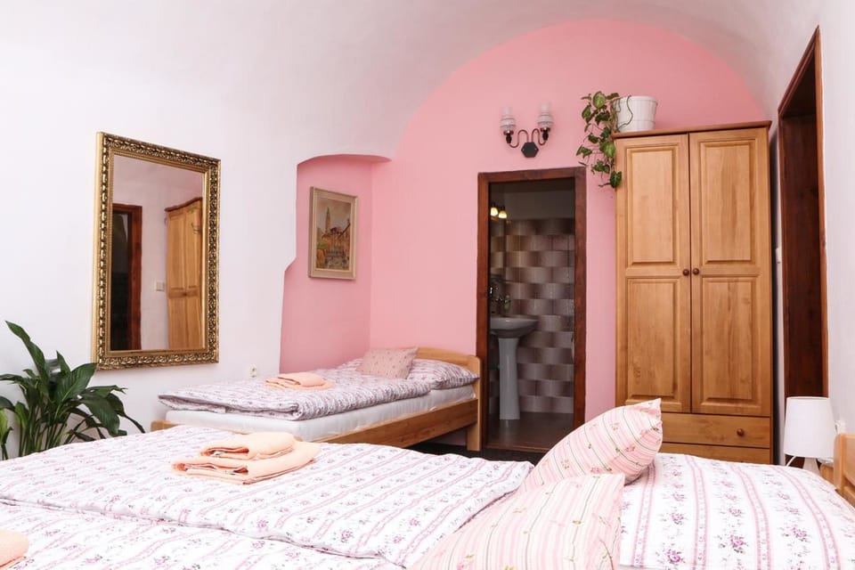 Triple Room | Individually decorated, individually furnished, desk, soundproofing