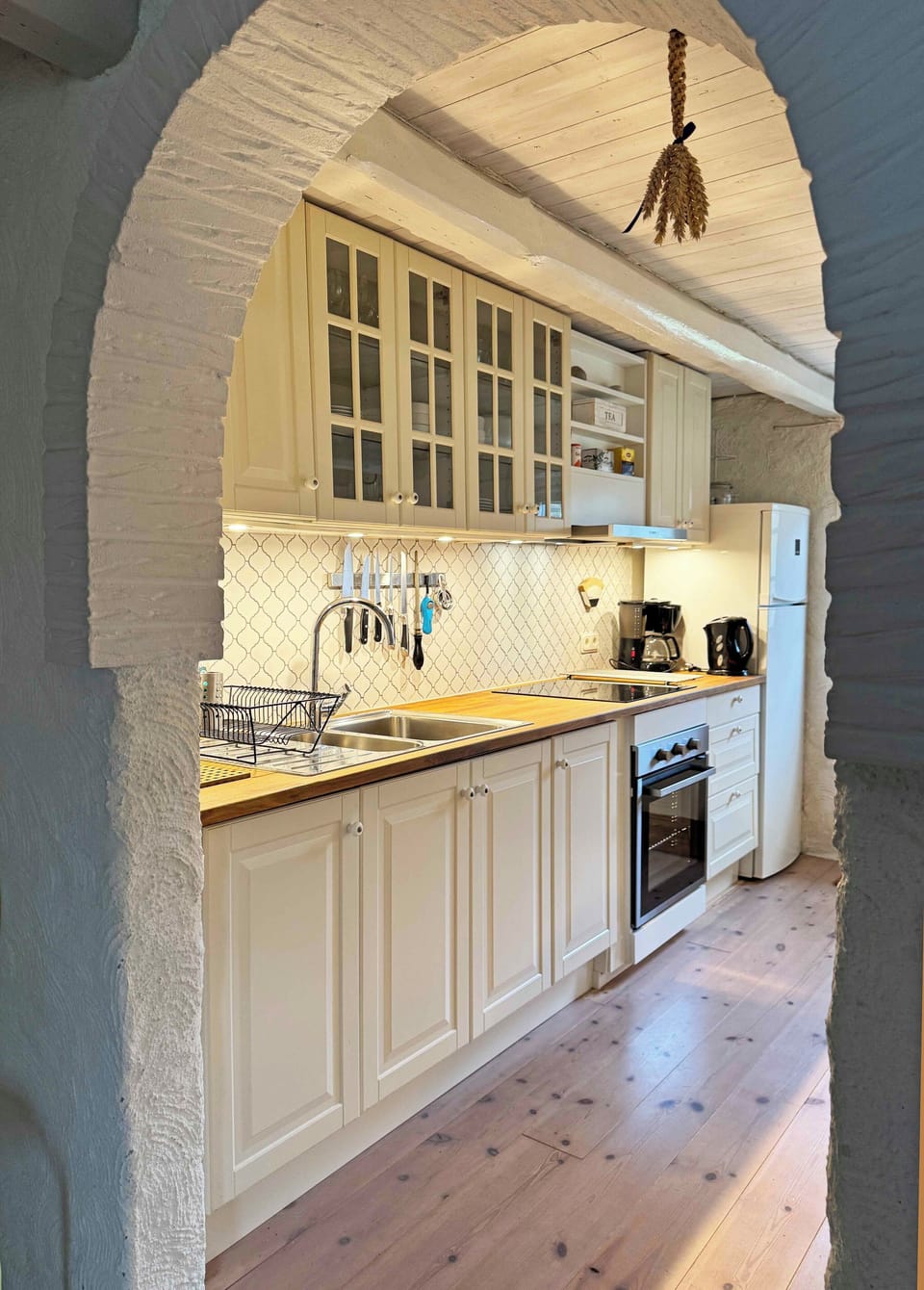 Family Apartment, 3 Bedrooms, Ensuite, Garden View | Private kitchen | Fridge, microwave, stovetop, coffee/tea maker