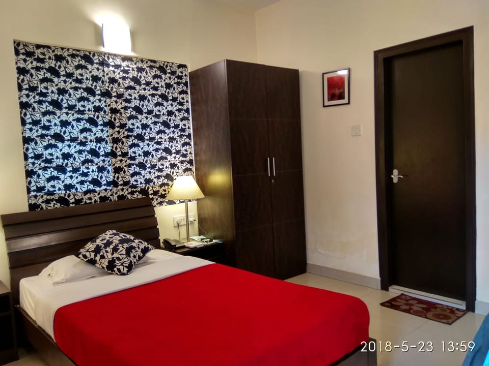 Deluxe Single Room | Premium bedding, in-room safe, desk, laptop workspace