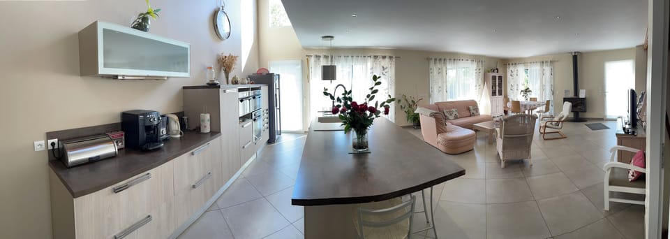 Full-size fridge, microwave, oven, stovetop