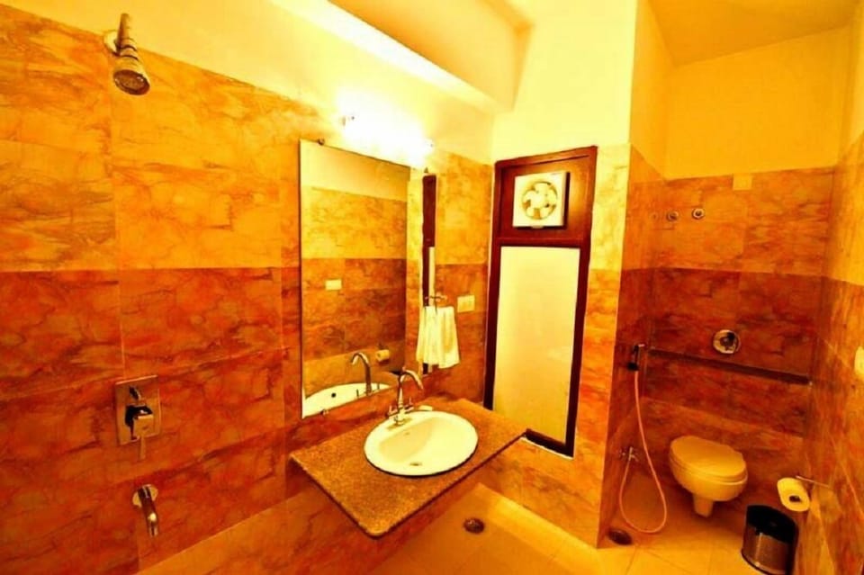 Deluxe Room | Bathroom | Shower, rainfall showerhead, free toiletries