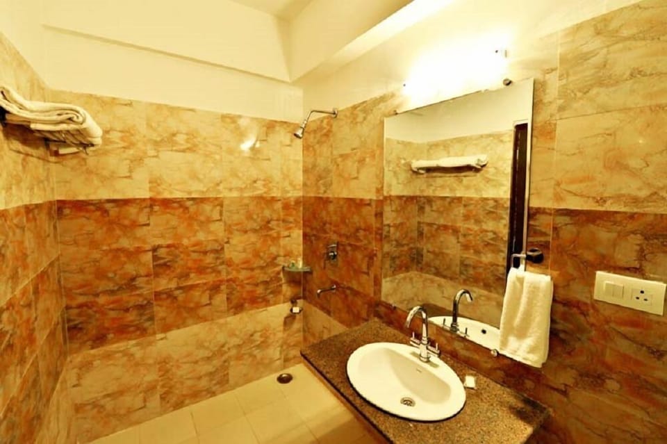 Deluxe Room | Bathroom | Shower, rainfall showerhead, free toiletries