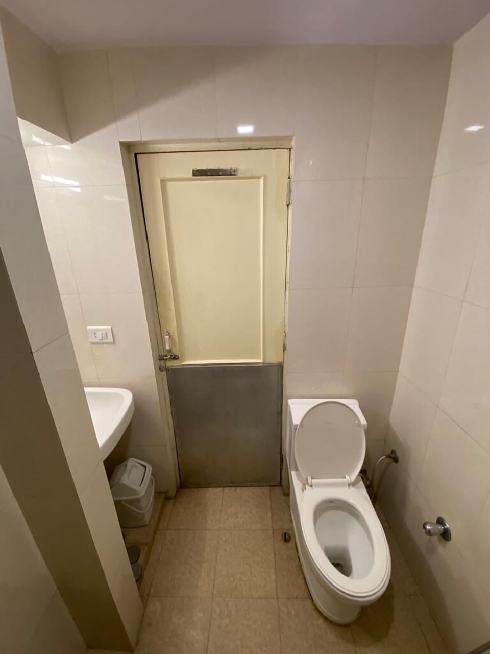 Deluxe Room | Bathroom | Shower, free toiletries, towels