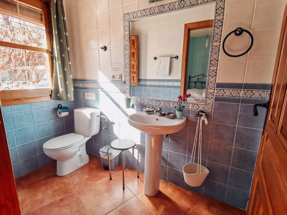 Habitacion Garganta | Bathroom | Shower, hair dryer, towels