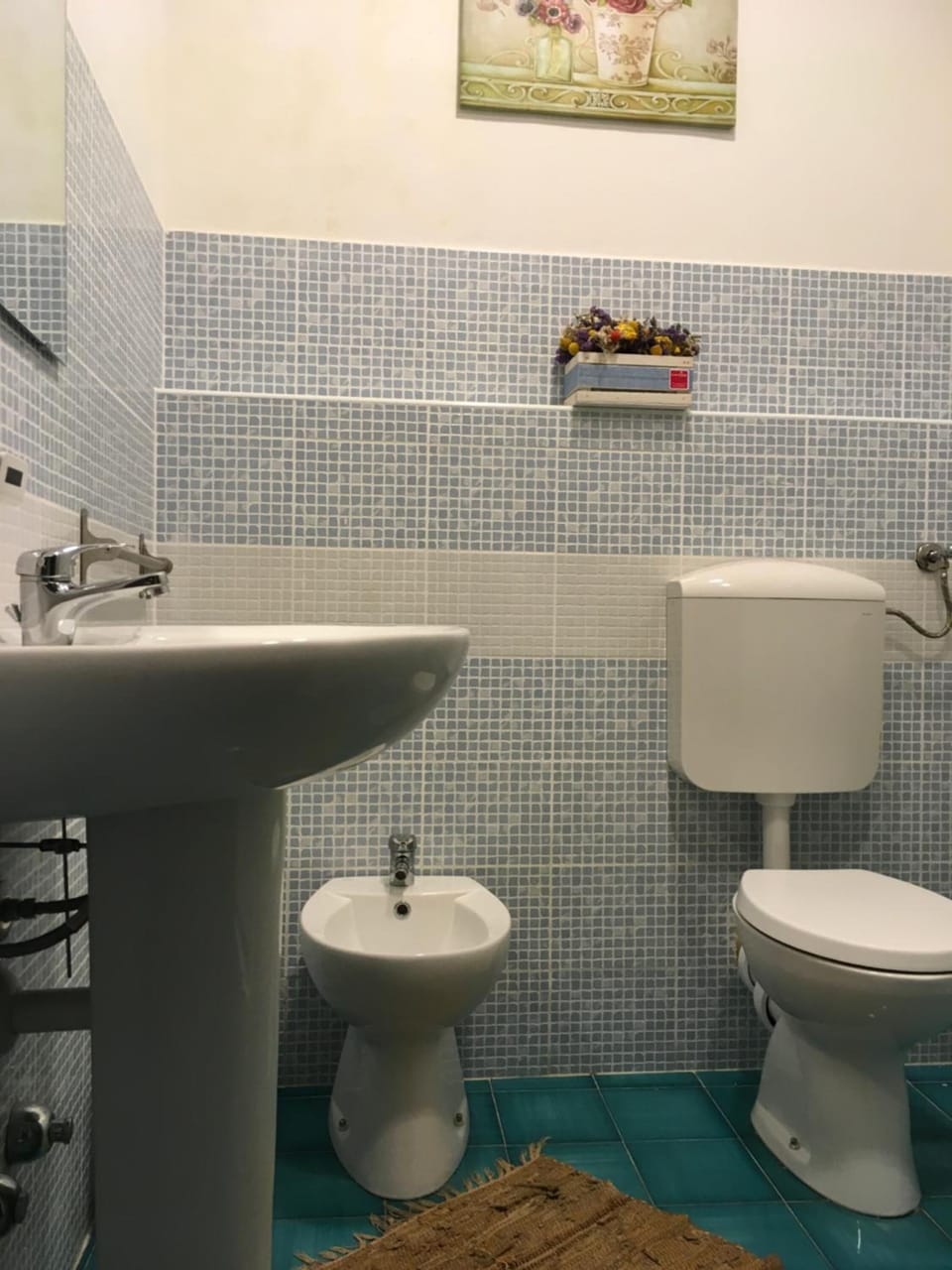 Shower, free toiletries, hair dryer, bidet
