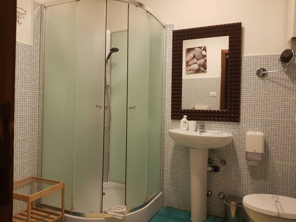 Standard Double or Twin Room, Ensuite | Bathroom | Shower, free toiletries, hair dryer, bidet