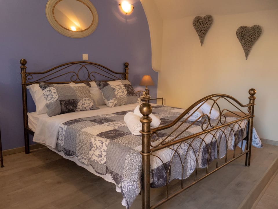 Studio, 1 Bedroom, Courtyard View | 1 bedroom, in-room safe, desk, iron/ironing board
