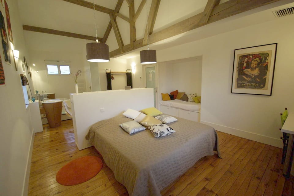 Double Room (Contemporaine) | Individually decorated, individually furnished, free WiFi, bed sheets