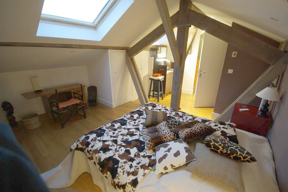 Double Room (Explorateur) | Individually decorated, individually furnished, free WiFi, bed sheets