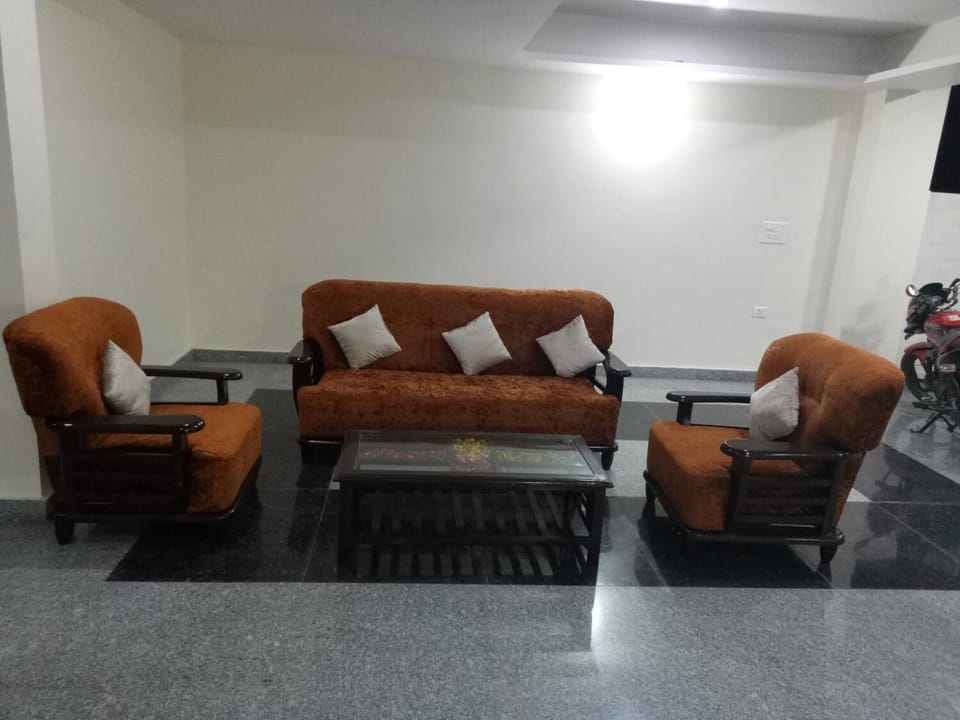 Flat-screen TV, fireplace