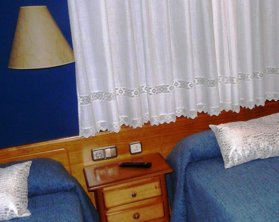 Double Room, 2 Twin Beds | Blackout drapes, free WiFi, bed sheets