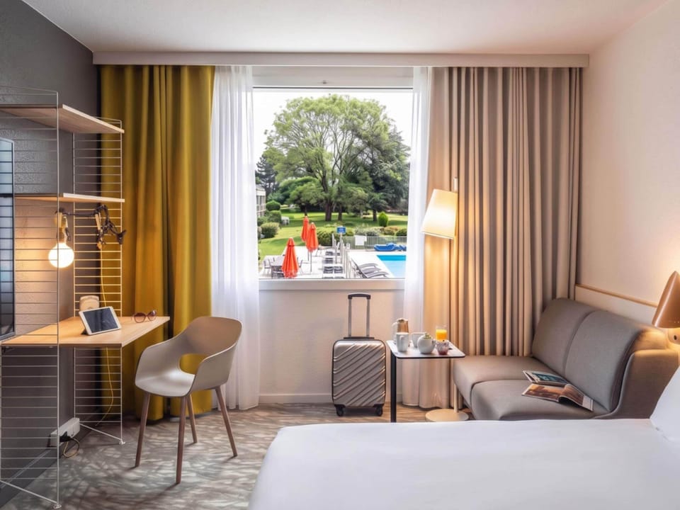 Premium bedding, desk, blackout drapes, soundproofing