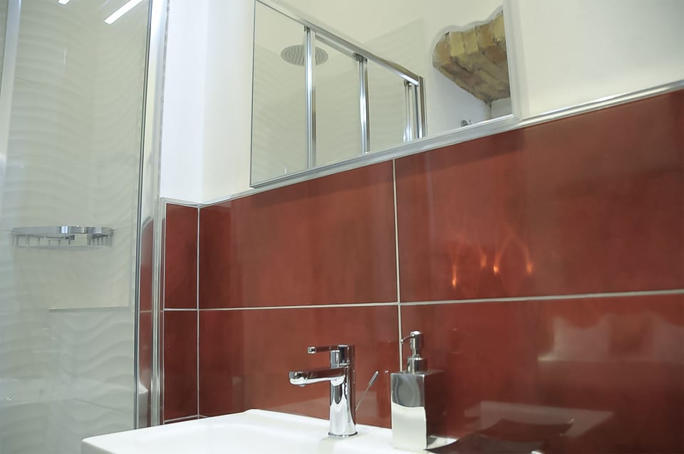 Double Room (#2 Primavera) | Bathroom | Shower, free toiletries, hair dryer, slippers