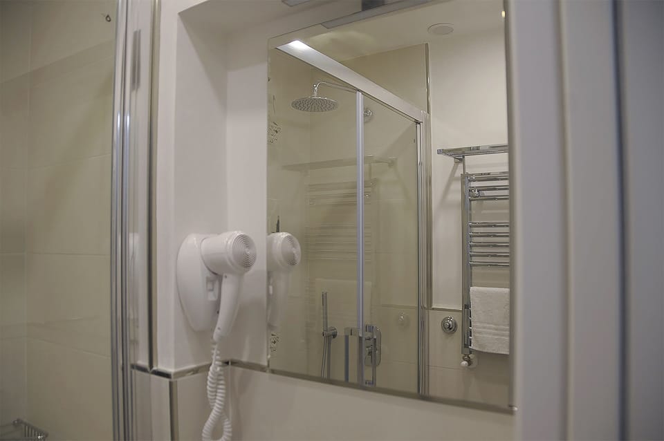 Single Room, Private Bathroom (#4 Sprint) | Bathroom | Shower, free toiletries, hair dryer, slippers