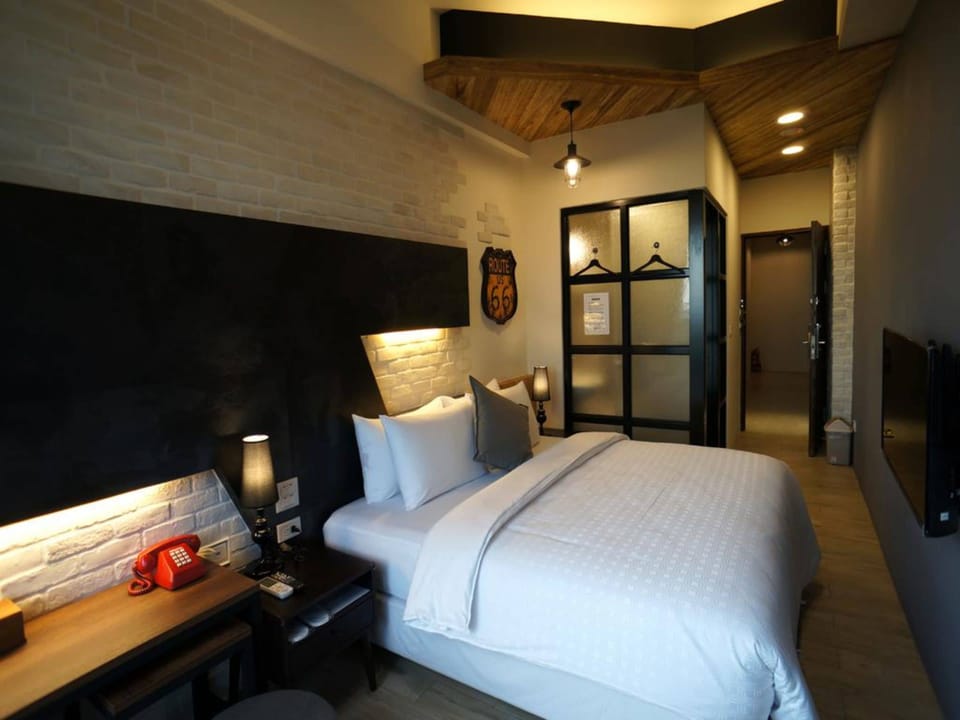 Elite Double Room, 1 Queen Bed, Balcony, Sea Facing | Desk, laptop workspace, soundproofing, free WiFi