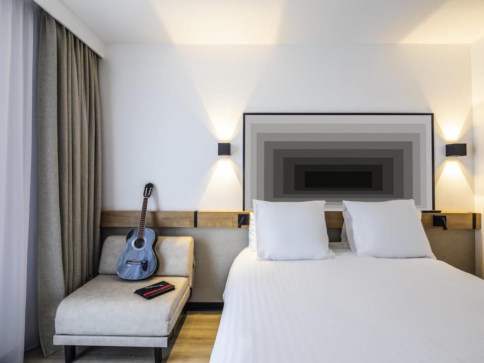 Premium bedding, in-room safe, desk, iron/ironing board