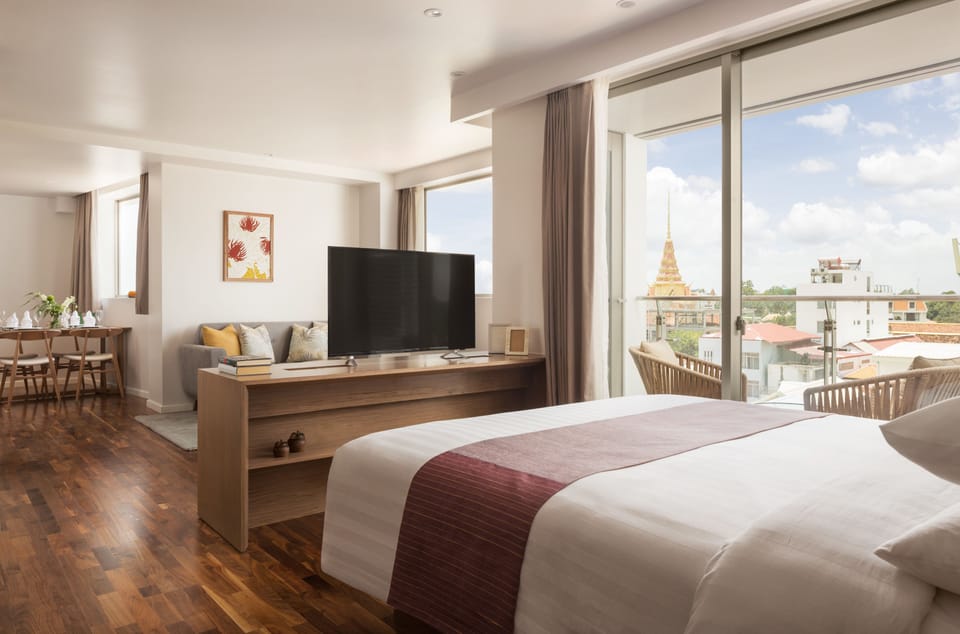 Junior Suite | In-room safe, desk, laptop workspace, blackout drapes