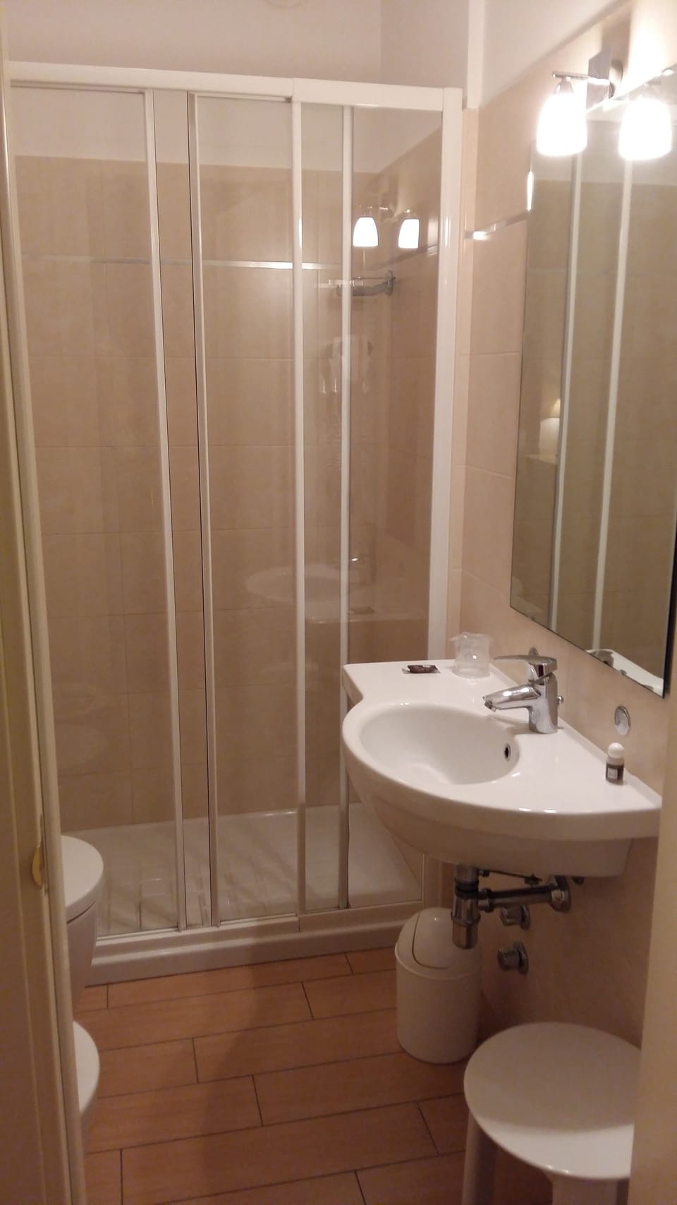 Shower, rainfall showerhead, free toiletries, hair dryer